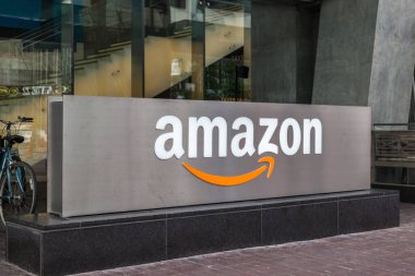 Toronto, Kanada-2 Temmuz 2018: Amazon tabelası Toronto 'daki Amazon Kanada Tatbikat Hizmetleri A.Ş.' nde, bir Amerikan elektronik ticaret ve bulut bilgisayar şirketi.. 