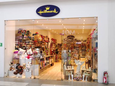 Alajuela, Kosta Rika - 4 Ekim 2018: San Jose, Kosta Rika yakınlarındaki City Mall 'da Hallmark mağazası. Hallmark Cards, ABD 'nin 1910' da kurduğu en büyük tebrik kartı üreticisidir..