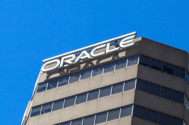 Toronto, Ontario, Kanada - 19 Haziran 2018: Oracle Canada Toronto ofis binasının Kahin tabelası. Oracle Corporation, çok uluslu bir bilgisayar teknolojisi şirketidir.. 