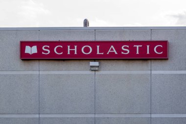 Markham, Ontario, Kanada - 16 Haziran 2018: Markham, Ontario, Kanada 'da Scholastic Canada tabelası. Scholastic Corporation, ABD 'li çok uluslu yayın ve medya şirketidir..