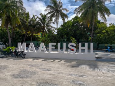 Maafushi, Maldivler - 30 Kasım 2018: Maldivler 'in en büyük adalarından biri olan adada arka planda ağaçlarla Maafushi tabelası.