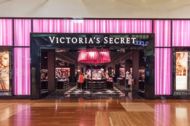 TORONTO, CANADA - 19 HAZİRAN 2018: Toronto Vaughan Mills AVM 'deki Victoria' s Secret mağazası. Victoria 's Secret kadın iç çamaşırlarının en büyük Amerikan perakendecisi.. 