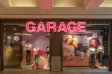 Toronto, Kanada - 17 Aralık 2018: Toronto Fairview Alışveriş Merkezi 'nde garaj önü. Garaj bir giyim mağazası, öncelikli olarak genç kızları hedef alıyor.. 