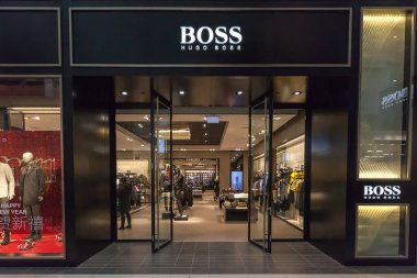 Toronto, Kanada - 10 Şubat 2018: Toronto 'daki Eaton Centre alışveriş merkezinde BOSS mağazası. BOSS (Hugo Boss) bir Alman lüks moda evi..