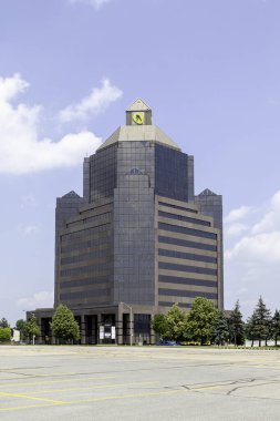 Scarborough, Toronto, Kanada - 30 Haziran 2018: Scarborough, Toronto, Kanada 'daki Sarı Sayfalar Kulesi. Sarı Sayfalar Kulesi ayırt edici, simetrik bir ofis kulesidir..