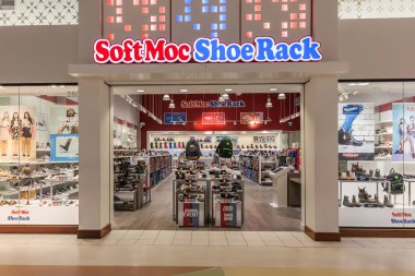 Vaughan, Ontario, Kanada - 24 Mart 2018: Toronto Vaughan Mills 'deki SoftMoc mağazasının önü. SoftMoc, Kanada 'nın en iyi aile ayakkabı perakendecisi.. 