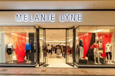 Richmond Hill, Ontario, Kanada - 24 Şubat 2018: Melanie Lyne Toronto yakınlarındaki Hillcrest Alışveriş Merkezi 'nde dükkan önü. Melanie Lyne Kanadalı bir moda markası.. 