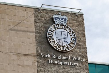 Aurora, Ontario, Kanada - 10 Haziran 2018: York Bölgesel Polis Merkezi binasını imzalayın. York Bölgesel Polisi (
