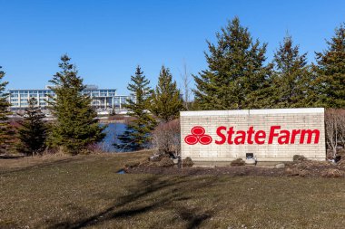 Aurora, Ontario, Kanada - 22 Nisan 2018: Toronto, Kanada yakınlarındaki Aurora Operasyon Merkezi ile Devlet Çiftliği İşareti. Devlet Çiftliği büyük bir sigorta ve finans hizmetleri şirketidir.