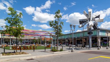 Don Mills Alışveriş Merkezi Kuzey York 'taki McNicoll Bulvarı' nda.