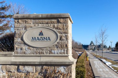 Aurora, Ontario, Kanada - 22 Nisan 2018: Aurora, Ontario, Kanada 'daki Magna karargahı. Magna International Inc., Kanadalı küresel otomotiv tedarikçisi.