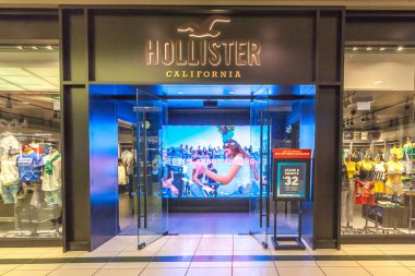Toronto, Kanada - 5 Mayıs 2018: Toronto 'daki Eaton Centre alışveriş merkezinde Hollister mağaza önü. Hollister Co. bir Amerikan yaşam tarzı markası.. 