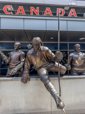 Toronto, Kanada-5 Mayıs 2018: Toronto 'da Wendel Clark' ın heykelleri, Air Canada Centre (2018 'de Scotiabank Arena olarak değiştirildi) dışında Legends Row (Ekim 2017' den sonra toplam 14 heykel). 
