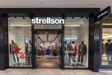 Toronto, Kanada - 12 Şubat 2018: Strellson mağazası Bayview Village 'da. Merkezi Kreuzlingen 'de bulunan Strellson AG, İsviçre' nin en büyük erkek giyim üreticisi.. 