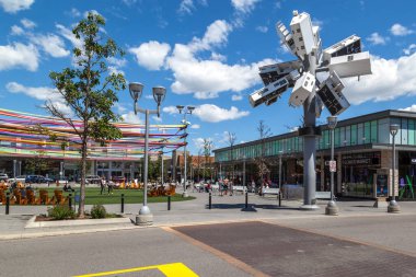 Toronto, Kanada - 15 Haziran 2018: Toronto 'daki Don Mills' deki CF Shops 'ta çalışanlar. Don Mills 'deki dükkanlar açık hava alışveriş merkezidir..
