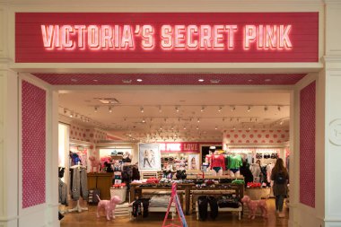 Toronto, Kanada - 19 Ocak 2018: Toronto Fairview Alışveriş Merkezi 'nde Victoria' s Secret Pink mağazası önü. Victoria 's Secret Pink, ana hatlarından daha genç kadınları hedef alan bir iç çamaşırı serisidir.. 