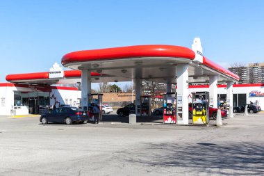 Toronto, Kanada - 28 Şubat 2018: Toronto Petro Canada benzin istasyonu