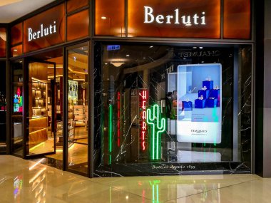 Taipei, Tayvan - 8 Aralık 2018: Berluti mağazası bir alışveriş merkezinde. Berluti, erkek giyim imalatı yapan bir yan şirket. LVMH, Fransa 'nın çok uluslu lüks malları..