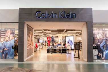 Vaughan, Ontario, Kanada - 17 Mart 2018: Calvin Klein, Toronto yakınlarındaki Vaughan Mills alışveriş merkezinde, bir Amerikan moda evi. 