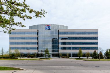 Mississauga, Ontario, Kanada - 12 Mayıs 2018 Mississippi 'deki binada Maple Leaf' ten iz var. Maple Leaf Foods Inc. Kanada 'nın önde gelen tüketici paketlenmiş et şirketidir..