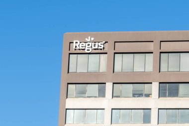 Toronto, Kanada - 24 Mayıs 2018: Kuzey York, Toronto, Kanada 'daki Regus ofis binası. Regus Group plc ofis ve çalışma alanlarını ödünç veren bir şirkettir.. 