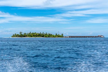 Bir Maldivler adası tekneden izleniyor..