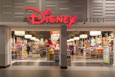 Toronto, Kanada - 17 Mart 2018: Toronto Vaughan Mills 'de Disney mağazası önü. Disney Mağazası sadece Disney ile ilgili ürünler satan uluslararası bir özel mağaza zinciri..  