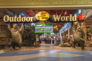 Vaughan, Ontario, Kanada - 17 Mart 2018: Vaughan Mills AVM 'deki Bass Pro Shops mağazası, Amerikalı bir avcılık, balıkçılık, kamp ve ilgili açık hava ürünleri perakendecisi. 