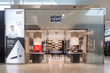 Toronto, Kanada - 23 Şubat 2018: Montblanc mağazası Toronto 'daki alışveriş merkezinde, Alman üretici enstrüman, saat, mücevher ve deri ürünler.