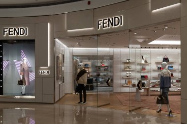 Taipei, Tayvan - 10 Aralık 2018: Taipei 101 alışveriş merkezinde Fendi mağaza önü. 1925 'te kurulan Fendi, kürk, deri ürünler, ayakkabı, parfüm ve gözlük üreten lüks bir İtalyan moda evi..