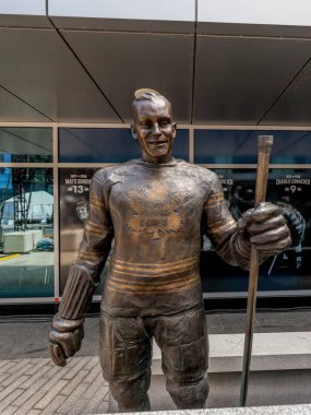 Toronto, Kanada-5 Mayıs 2018: Toronto 'daki Air Canada Center' ın dışındaki Legends Row 'daki Red Kelly heykelleri (Ekim 2017' den sonra toplam 14 heykel). 