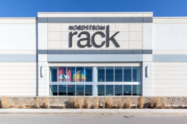 Vaughan, Ontario, Kanada - 17 Mart 2018: Toronto yakınlarındaki Vaughan Mills alışveriş merkezindeki Nordstrom Rack tabelasının dış görüntüsü. Nordstrom Rack, ABD merkezli bir moda perakendecisi.. 