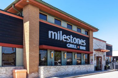 Mississauga, Ontario, Kanada - 13 Mayıs 2018: Mississauga 'daki Milestones Grill and Bar restoranı, merkezi Vaughan, Ontario, Kanada' da bulunan bir restoran zinciri.