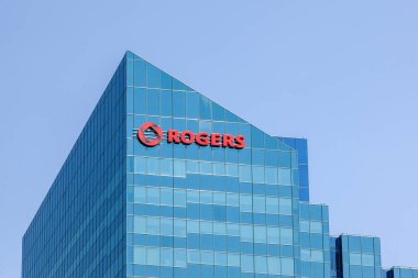 Toronto, Ontario, Kanada - 27 Nisan 2018: Toronto 'daki North York binasında Rogers tabelası. Rogers Communications Inc., Kanadalı iletişim ve medya şirketi.. 
