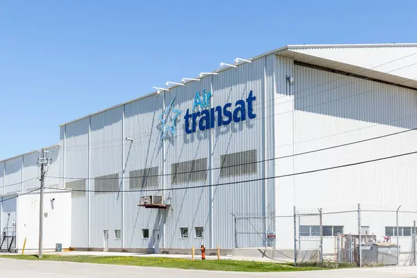 Mississauga Ontario Kanada Maj 2018 Air Transat Skylt Byggnaden Mississauga — Stockfoto
