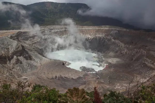 Kosta Rika 'nın orta kesimindeki Poas Volkanı Ulusal Parkı' ndaki Poas volkanı krateri, 2017 patlamalarından sonra, Poas volkanı aktif bir 2.708 metre (8.885 ft) stratovolcano 'dur..