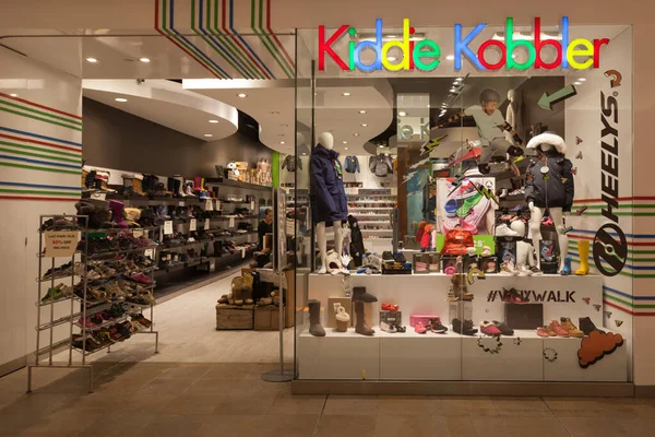 TORONTO, CANADA - 19 HAZİRAN 2018 Çocuk Kobbler mağazası, Toronto 'daki Fairview Alışveriş Merkezi' nin önü. 65 yılı aşkın süredir, Kiddie Kobbler çocuk ayakkabıları konusunda Kanadalı lider.. 