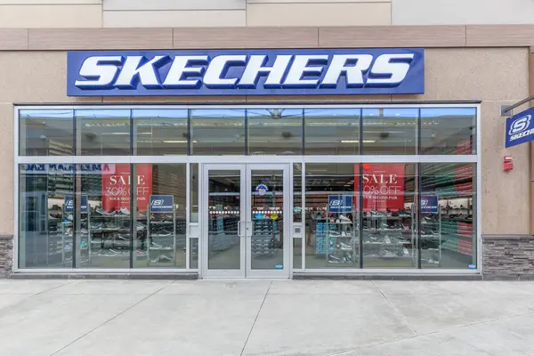 Niagara Gölünde, Kanada 'da 4 Mart 2018' de Skechers, Niagara 'daki Outlet Koleksiyonunda mağaza önündeydi. Skechers USA Inc. bir Amerikan yaşam tarzı ve performans ayakkabıları şirketidir.. 