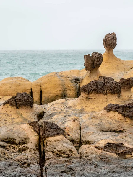 台湾のYehliu Geoparkのマッシュルームロック キノコの岩は 底の薄い石柱でサポートしながら 上部に地球形の岩で形成されています — ストック写真