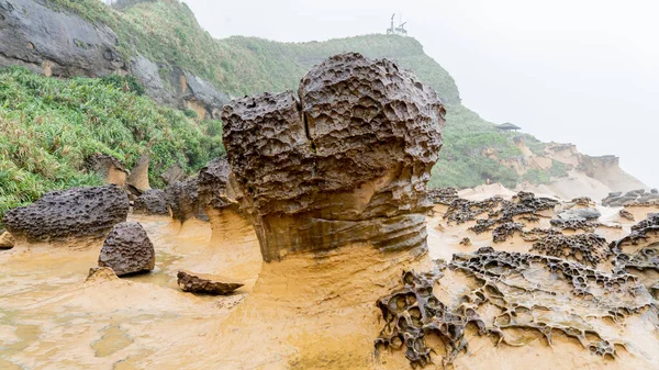 台湾のYehliu Geoparkのマッシュルームロック キノコの岩は 底の薄い石柱でサポートしながら 上部に地球形の岩で形成されています — ストック写真