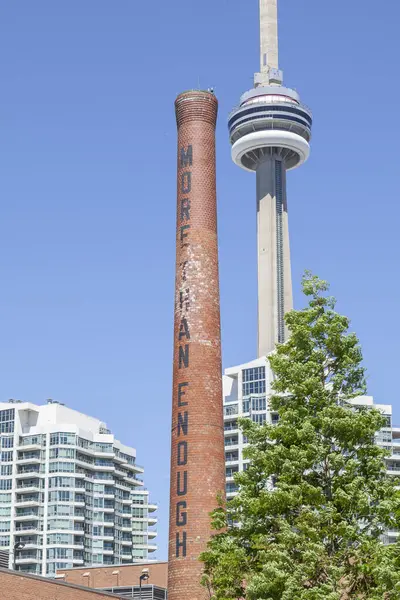 カナダ トロント 2018年6月19日 カナダ オンタリオ州トロント ハーバーフロントのバックグラウンドでCnタワーを備えた発電所 — ストック写真