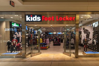Toronto, Kanada - 7 Şubat 2018: Toronto 'daki Fairview Alışveriş Merkezi' nde Çocuklar Ayak Dolabı mağazası. Foot Locker Retail, Inc. Amerikalı spor giyim ve ayakkabı perakendecisi.. 