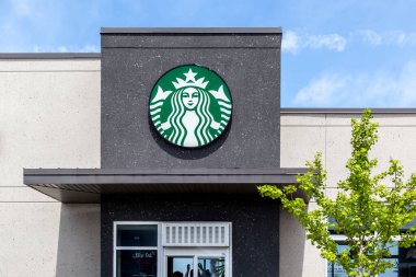 Toronto, Kanada... 20 Mayıs 2018: binadaki Starbucks logosu. Starbucks Corporation bir Amerikan kahve şirketi ve kahve zinciri..