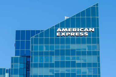 Toronto, On, Kanada - 24 Mayıs 2018 Toronto 'daki Kanada merkez binasında American Express tabelası. American Express Company, Amerikan çok uluslu finansal hizmet şirketidir.. 