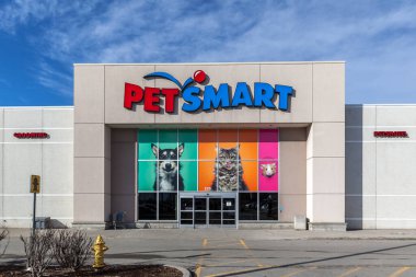 Richmond Hill, Ontario, Kanada - 24 Şubat 2018 PetSmart mağaza önü. PetSmart Inc., evcil hayvan ürünleri ve hizmetleri satan bir Amerikan perakende zinciri.. 