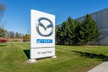 Richmond Hill, Ontario, Kanada - 30 Ekim 2018: Richmond Hill 'de Mazda Kanada İşareti. Mazda Motor Corporation, çok uluslu bir Japon otomobil üreticisi.. 