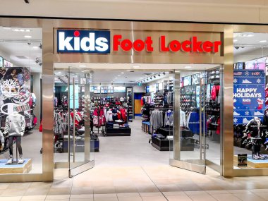 Toronto, Kanada - 17 Aralık 2018: Kid Foot Locker mağazası Toronto Fairview Alışveriş Merkezi 'nde. Foot Locker Retail, Inc. Amerikalı spor giyim ve ayakkabı perakendecisi.. 