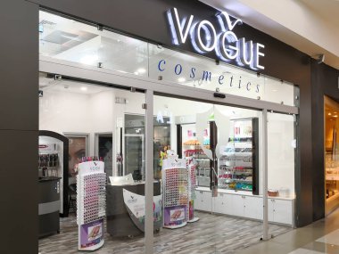 Alajuela, Kosta Rika - 4 Ekim 2018: San Jose, Kosta Rika yakınlarındaki City Mall 'da Vogue kozmetik mağazası.