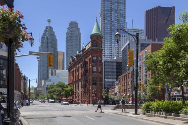 Toronto, Kanada - 22 Haziran 2014: Görünüm aşağı şehir merkezine doğru açık sokak Doğu toronto