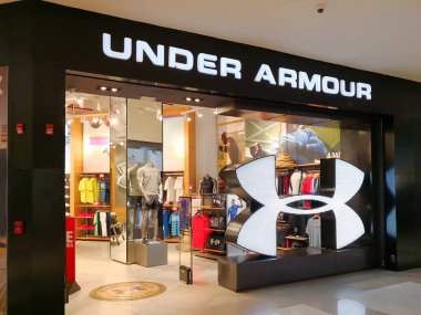 Alajuela, Kosta Rika - 4 Ekim 2018: San Jose, Kosta Rika yakınlarındaki City Mall 'da Zırh mağazasının önü. Ayakkabı, spor ve günlük giysiler üreten bir Amerikan şirketi..